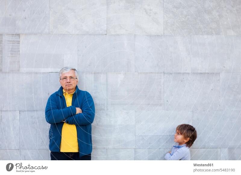 Großvater und Enkel machen lustige Gesichter Generationen Arme verschränkt Arme gekreuzt verschränkte Arme Abstand Abstaende Abstände Ähnlichkeit ähnlich