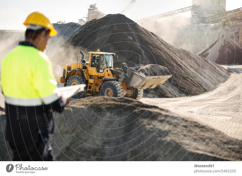 Arbeiter, der im Steinbruch steht, mit Hilfe der Zwischenablage arbeiten Abbau fördern Förderung Kiesgrube Schottergrube Kiesgruben Schottergruben Tagebau