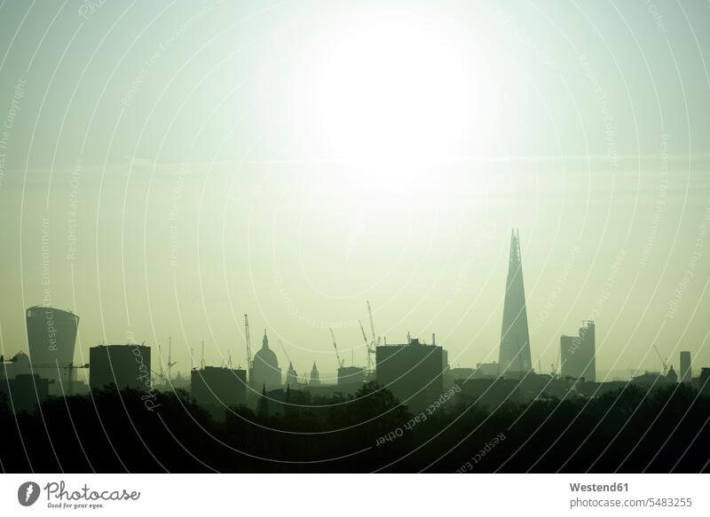 Großbritannien, London, Skyline mit 20 Fenchurch Street, St. Paul's Cathedral und The Shard im Gegenlicht Silhouette Umriß Schattenbilder Silhouetten Konturen