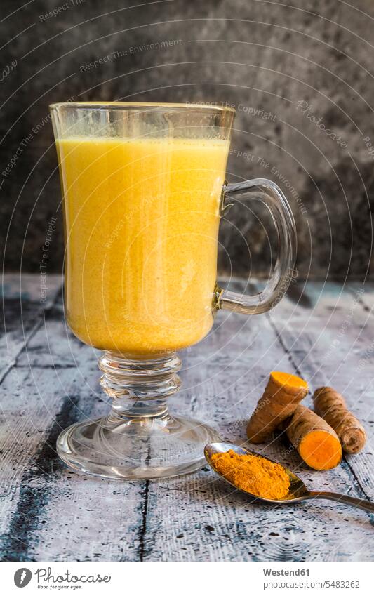 Glas Kurkuma-Milch Gelbwurz Turmerik Niemand selbstgemacht selbstgemachte hausgemacht Löffel Loeffel Gesunde Ernährung Ernaehrung Gesunde Ernaehrung Gesundheit