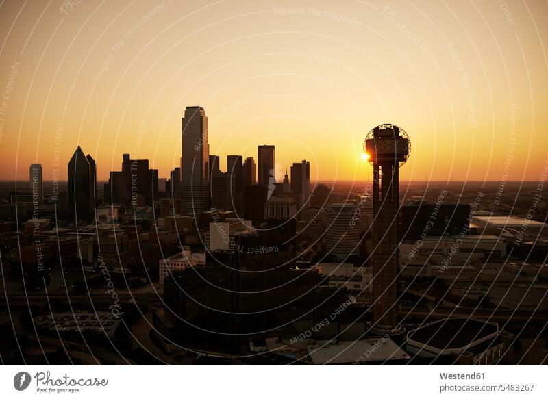 USA, Texas, Luftaufnahme der Skyline von Dallas bei Sonnenaufgang morgens Morgen früh Frühe Gegenlicht Gegenlichtaufnahme Gegenlichtaufnahmen Skylines