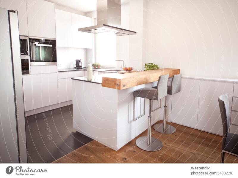 Moderne offene Küche Interieur Innenarchitektur Einrichtung Milchflasche Wohnküche Abzugshaube Dunstabzug Dunstabzugshaube Einbauküche Möbel Mobiliar