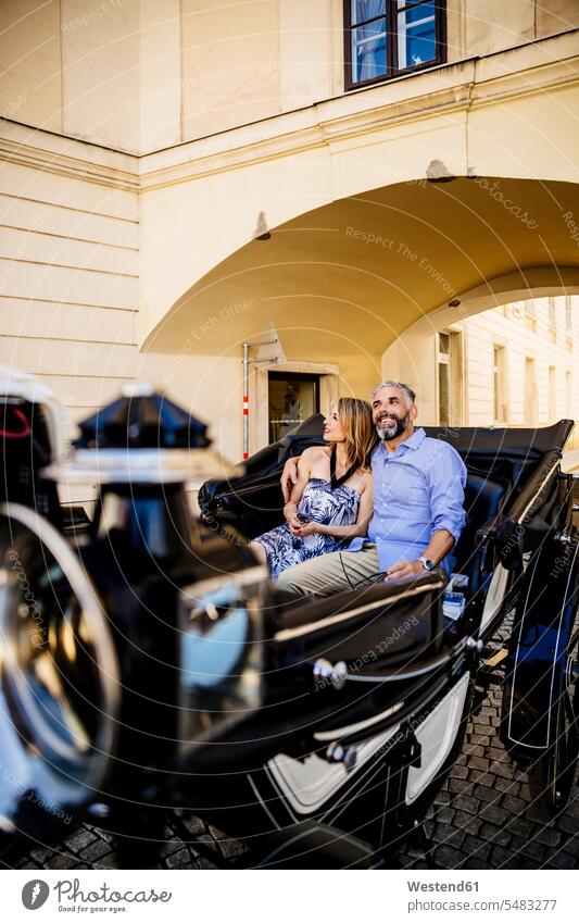 Österreich, Wien, Ehepaar auf Stadtrundfahrt in einem Fiaker entspannt entspanntheit relaxt Reise Travel zwei Personen 2 2 Personen 2 Menschen Zwei Menschen