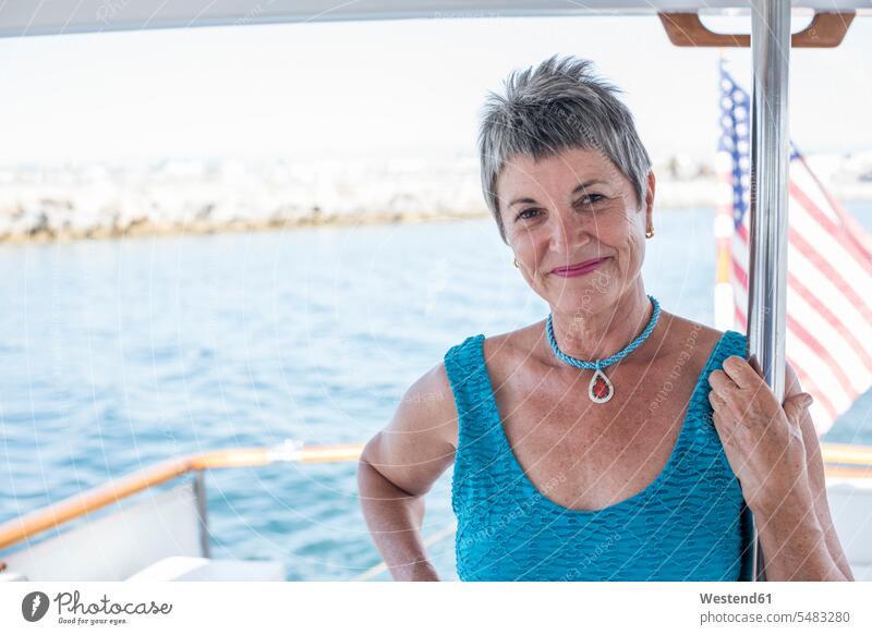 Lächelnde reife Frau auf einer Bootsfahrt lächeln Boote weiblich Frauen Erwachsener erwachsen Mensch Menschen Leute People Personen Bootfahren Boot fahren