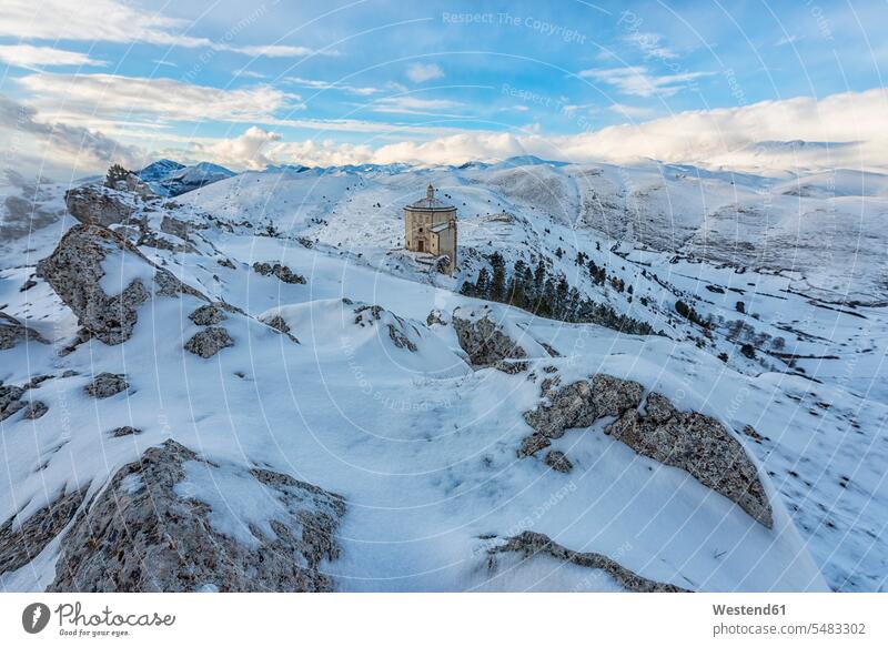 Italien, Abruzzen, Gran Sasso e Monti della Laga-Nationalpark, Die kleine Kirche Santa Maria della Pieta in Rocca Calascio bei Sonnenuntergang im Winter