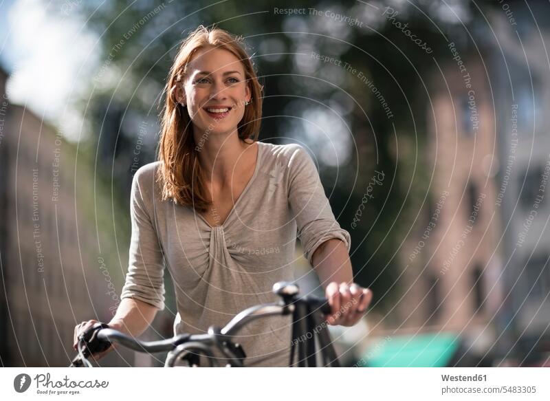 Porträt einer rothaarigen Frau mit Fahrrad Portrait Porträts Portraits weiblich Frauen Bikes Fahrräder Räder Rad Erwachsener erwachsen Mensch Menschen Leute