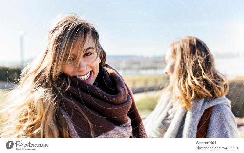 Porträt einer glücklichen jungen Frau mit Freundin im Freien Europäer Kaukasier Europäisch kaukasisch genießen geniessen Genuss Glück glücklich sein