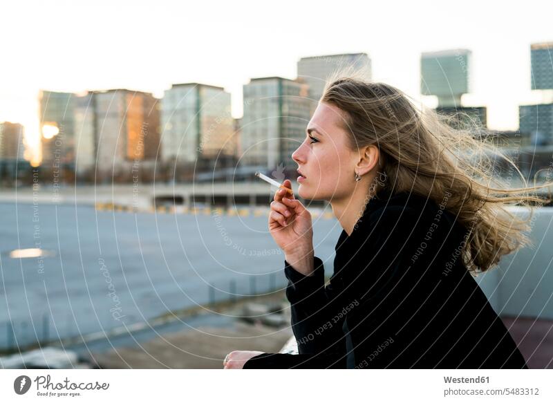 Spanien, Barcelona, nachdenkliche junge Frau raucht Zigarette Zigaretten weiblich Frauen rauchen Tabakwaren Erwachsener erwachsen Mensch Menschen Leute People