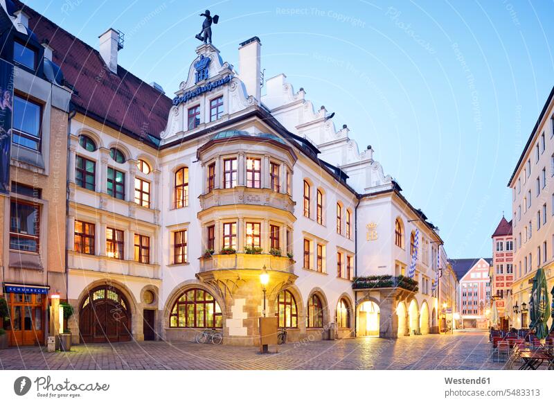 Deutschland, Bayern, München, Altstadt, Hofbraeuhaus Bierhalle am Platzl beleuchtet Beleuchtung historisch historisches geschichtlich Abendstimmung Muenchen