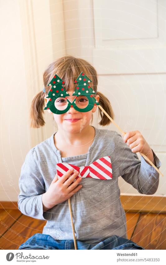 Porträt eines lächelnden kleinen Mädchens mit Christbaumbrille und Spielzeugschleife Verkleidung verkleiden sich Verkleiden kostümieren kostuemieren