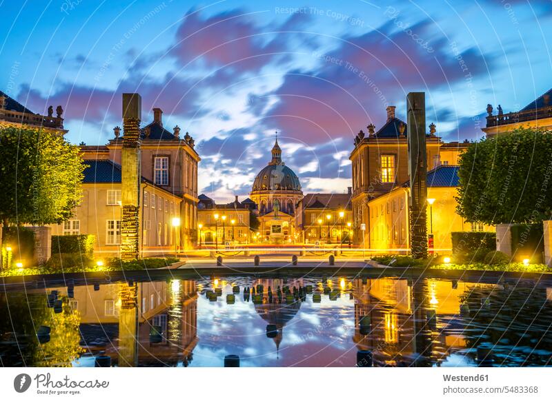 Dänemark, Kopenhagen, beleuchtetes Schloss Amalienborg Beleuchtung Schloesser Schlösser Niemand Reise Travel Himmel Barock Reiseziel Reiseziele Urlaubsziel Ruhe