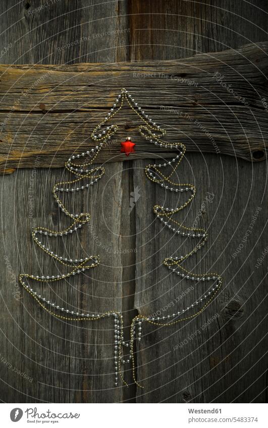 Weihnachtsbaum in Form von Ketten auf Holz Dekoration dekorieren Dekorationen Weihnachtsdekoration Weihnachtsdekorationen Weihnachtsschmuck Feste festlich Feier