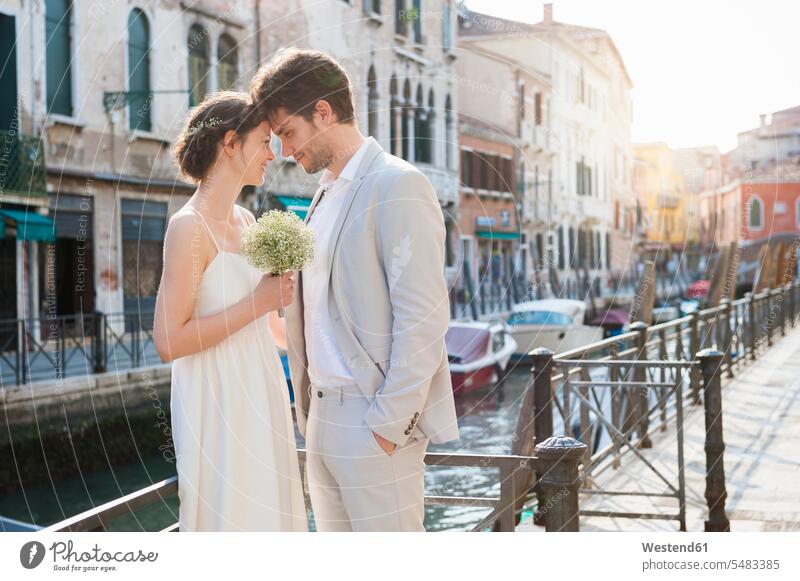 Italien, Venedig, Brautpaar steht Kopf an Kopf vor dem Kanal Brautleute Brautpaare Ehepaar Ehepaare Ehen Mensch Menschen Leute People Personen lächeln glücklich