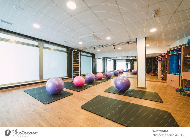 Trainingsraum in einer Pilates-Sporthalle Galicien trainieren Ausstattung sportlich Innenaufnahme drinnen Innenaufnahmen Fitness fit Gesundheit gesund Spiegel
