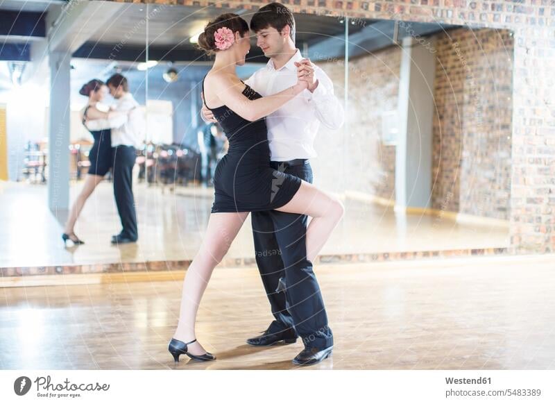 Paar tanzt Salsa im Studio Tänzer Taenzer tanzen tanzend Pärchen Paare Partnerschaft Tanz Mensch Menschen Leute People Personen Tanzschule Tanzschulen