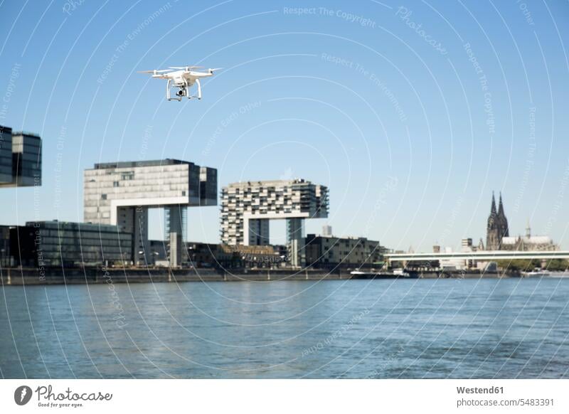 Deutschland, Köln, Drohne überfliegt Rhein fliegen fliegend Drohnen filmen fotografieren Flugzeug Flieger Flugzeuge Fluss Fluesse Fluß Flüsse Gewässer Wasser