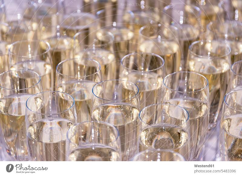 Prickelnde Champagnergläser feiern Überfluss Fülle Ueberfluss Überfluß Große Ansammlung von Gegenständen viele Objekte große Menge Formatfüllend bildfuellend