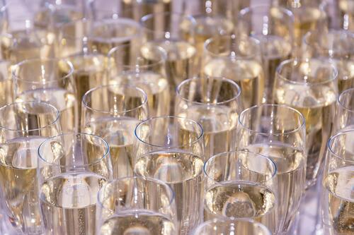 Prickelnde Champagnergläser feiern Überfluss Fülle Ueberfluss Überfluß Große Ansammlung von Gegenständen viele Objekte große Menge Formatfüllend bildfuellend