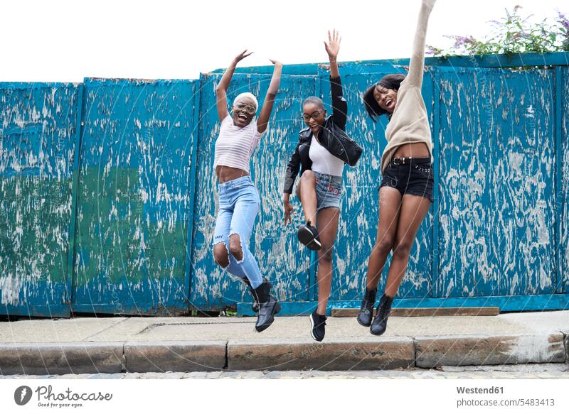 Drei Freunde springen in die Luft Freundinnen Luftsprung Luftsprünge einen Luftsprung machen Luftspruenge hüpfen Freundschaft Kameradschaft Sprung Spruenge