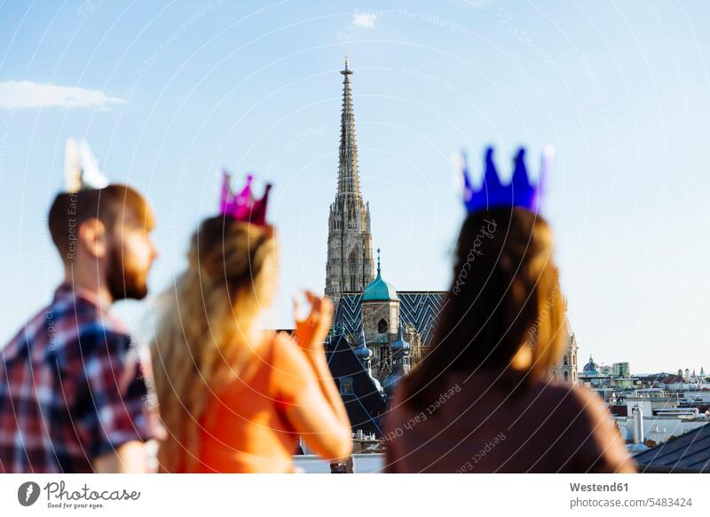 Österreich, Wien, Junge Leute feiern eine Party auf der Dachterrasse Freundschaft Freunde Kameradschaft schick Unterhaltung Entertainment Stephansdom