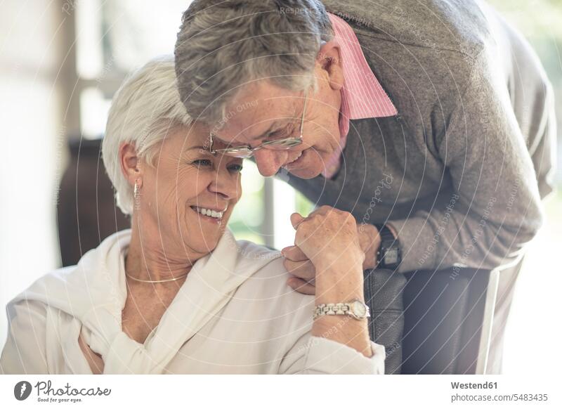 Glückliches, liebevolles, älteres Ehepaar zu Hause glücklich glücklich sein glücklichsein zaertlich einfühlsam einfuehlsam zärtlich sanft Gemeinsam Zusammen