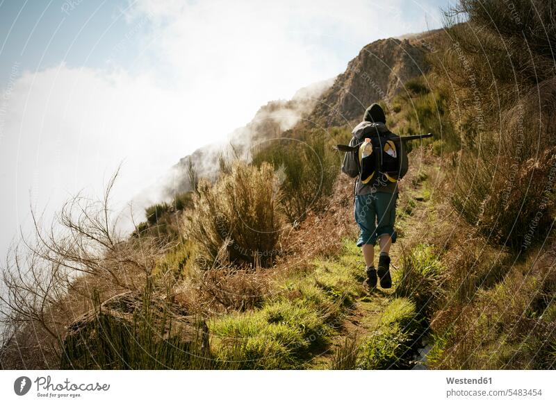 Portugal, Madeira, Mann auf Wanderung entlang der Levadas Europäer Kaukasier Europäisch kaukasisch eine Person single 1 ein Mensch einzelne Person Ein