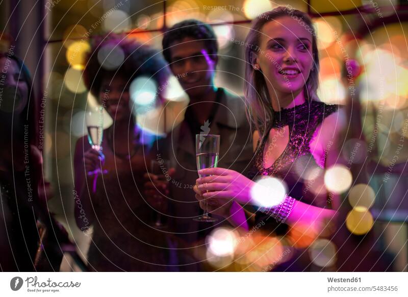Menschen, die feiern und Spaß auf einer Party haben Parties Partys Sekt Freunde Feier Fest Festlichkeit Feiern Festlichkeiten Feste Alkohol