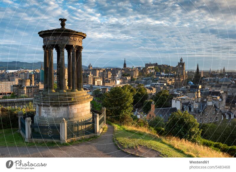 Vereinigtes Königreich, Schottland, Edinburgh, Stadtansicht vom Carlton Hill mit Dugald Stewart Monument Tag am Tag Tageslichtaufnahme tagsueber Tagesaufnahmen