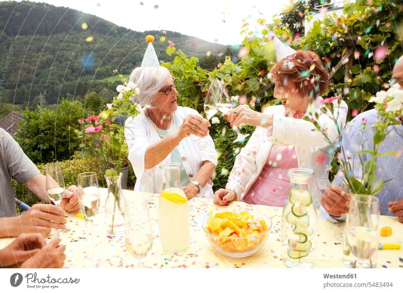 Gruppe von Senioren feiert, Champagner trinkend Geburtstag Geburtstagsfeiern Geburtstage Sekt beschwipst fröhlich Fröhlichkeit Frohsinn Heiterkeit alte ältere