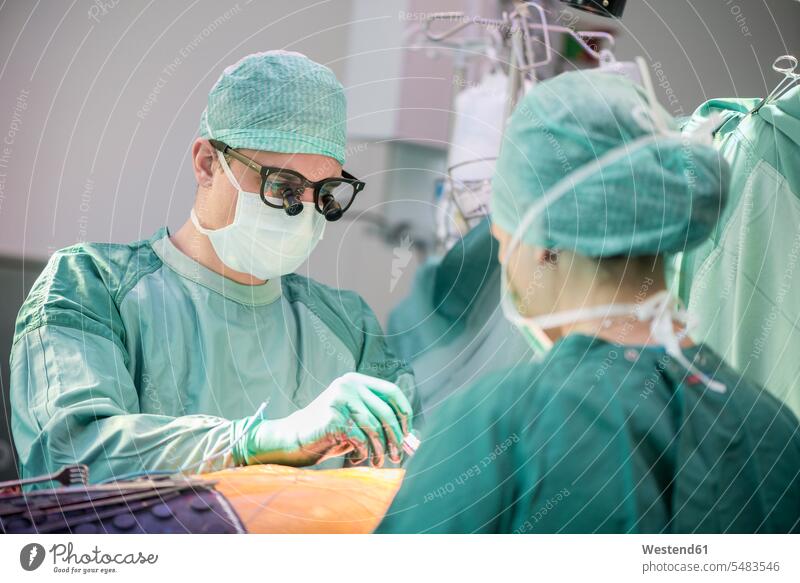 Herzchirurg während einer Herzoperation Operation OP Operationen operieren Chirurgie Chirurgen Herzoperationen Medizin medizinisch Gesundheitswesen