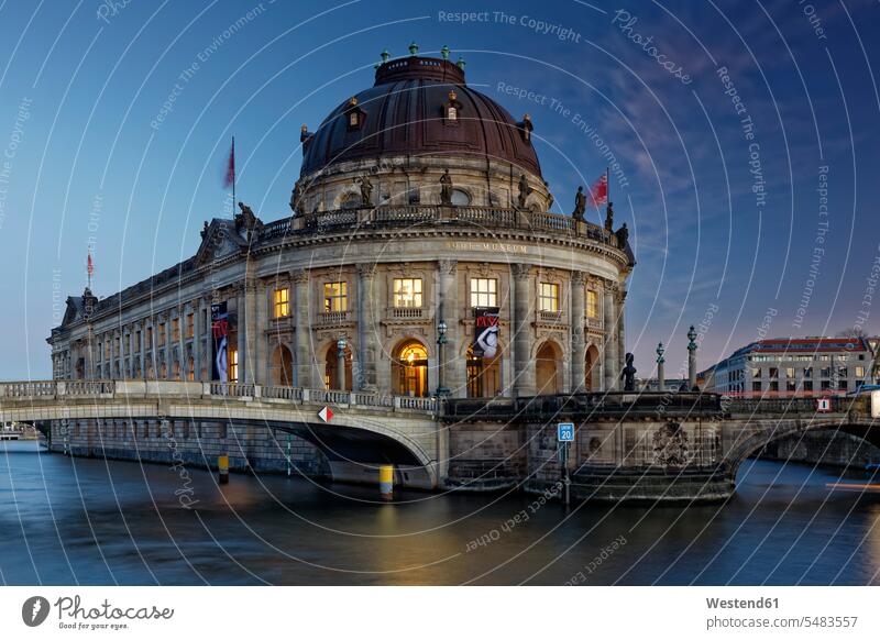 Deutschland, Berlin, Bode-Museum in der Dämmerung Abend abends beleuchtet Beleuchtung Spree historisch historisches geschichtlich Städtereise City Trip