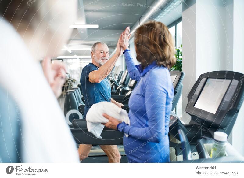Gruppe fitter Senioren auf Laufbändern beim Training im Fitnessstudio Fitnessclubs Fitnessstudios Turnhalle trainieren alte ältere Gesundheit gesund Sport