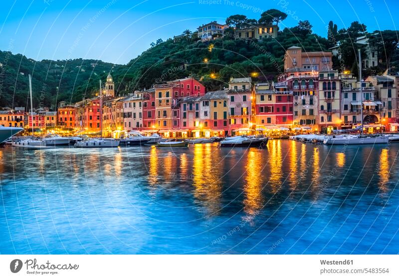 Italien, Ligurien, Portofino, Boote im Hafen zur blauen Stunde Küste Küstenlandschaft Bucht Buchten Ruhe Beschaulichkeit ruhig Abendlicht abendliches Licht