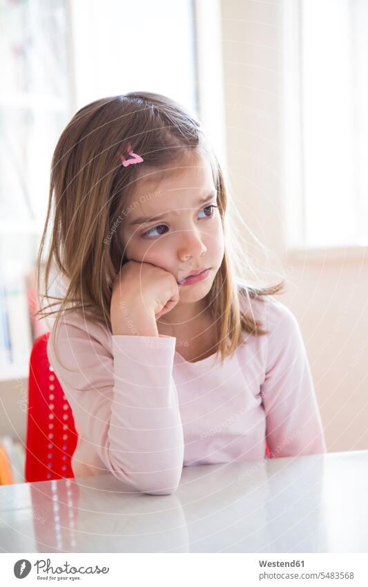 Porträt eines traurigen kleinen Mädchens bei Tisch Tische Enttäuschung Enttaeuschung enttaeuscht enttäuscht aufstützen aufgestuetzt aufgestützt Portrait