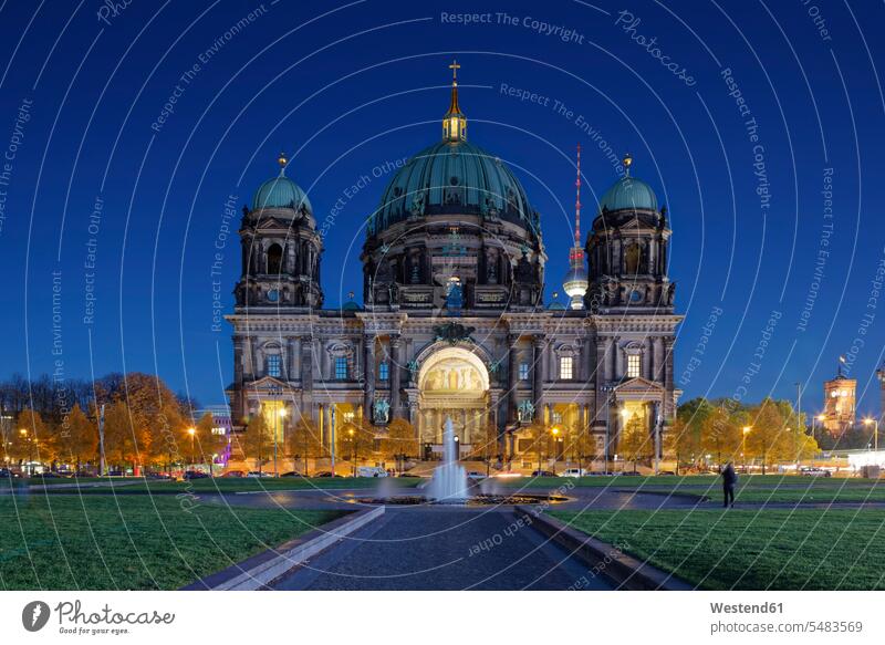 Deutschland, Berlin, Blick auf den beleuchteten Berliner Dom mit Fernsehturm im Hintergrund Abend abends Museumsinsel Städtereise City Trip Kurztripp City Break