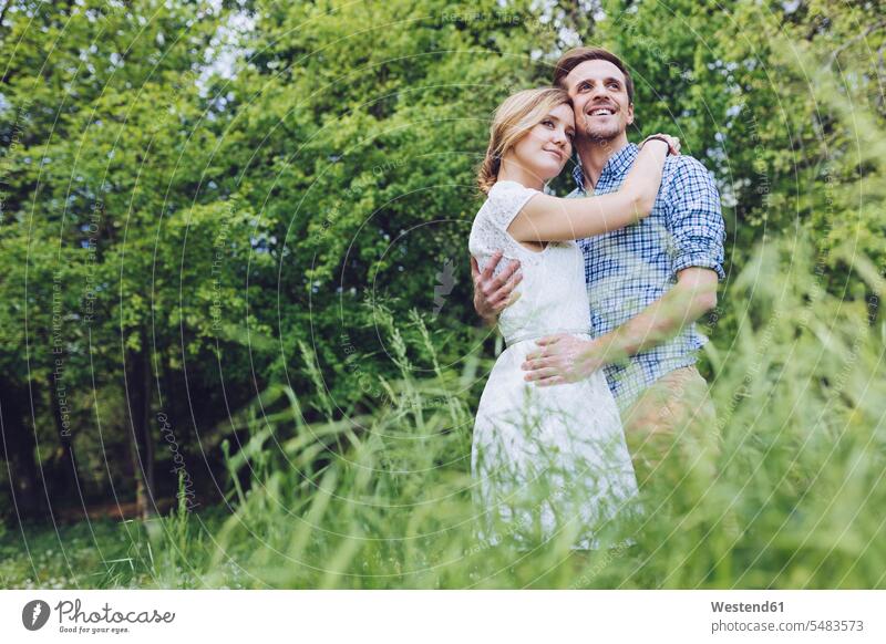 Porträt eines glücklichen Paares in der Natur Partnerschaft Dreiviertelansicht Zuversicht Zuversichtlich Selbstvertrauen selbstbewusst Vertrauen umarmen