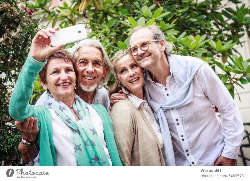 Ältere Freunde machen ein Selfie im Freien Handy Mobiltelefon Handies Handys Mobiltelefone Senioren alte ältere lächeln Selfies Freundschaft Kameradschaft
