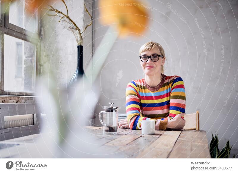 Porträt einer lächelnden Frau mit Tasse Kaffee auf einem Dachboden Freiberufler freiberuflich freie Berufe weiblich Frauen Loft Lofts Erwachsener erwachsen