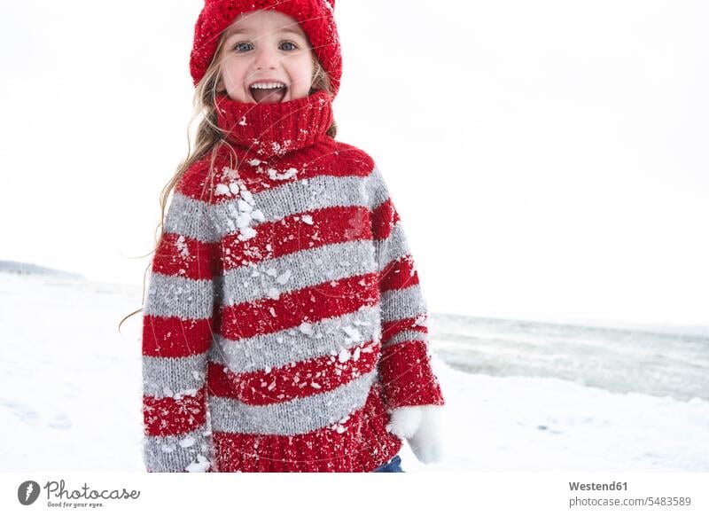 Kleines Mädchen amüsiert sich im Winter, Porträt winterlich Winterzeit Spaß Spass Späße spassig Spässe spaßig Schnee Vergnügen genießen freuen Amüsement Freude