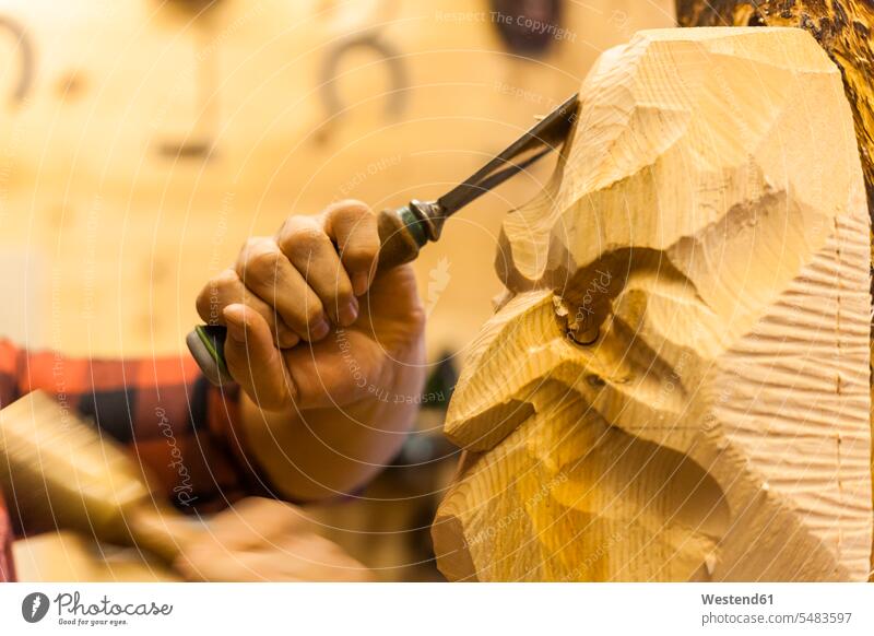 Holzschnitzer bei der Herstellung traditioneller Krampusmasken Bildschnitzer Schnitzer Maske Masken Bildhauer arbeiten Arbeit schnitzen Schnitzeisen Bildhauerei