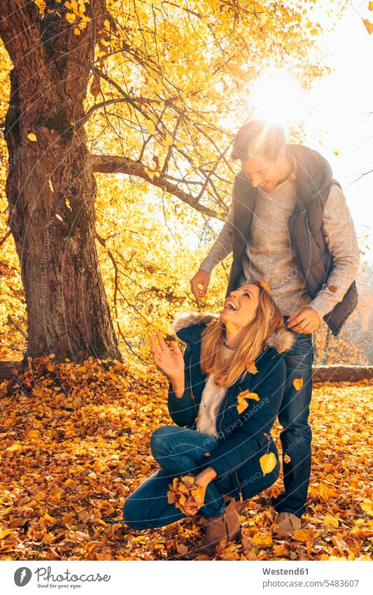 Glückliches Paar amüsiert sich im Herbst in einem Wald Ausflug Ausflüge Kurzurlaub Ausfluege Übermut Übermütig Mutwillen Unsinn machen Unfug Herbstlandschaft