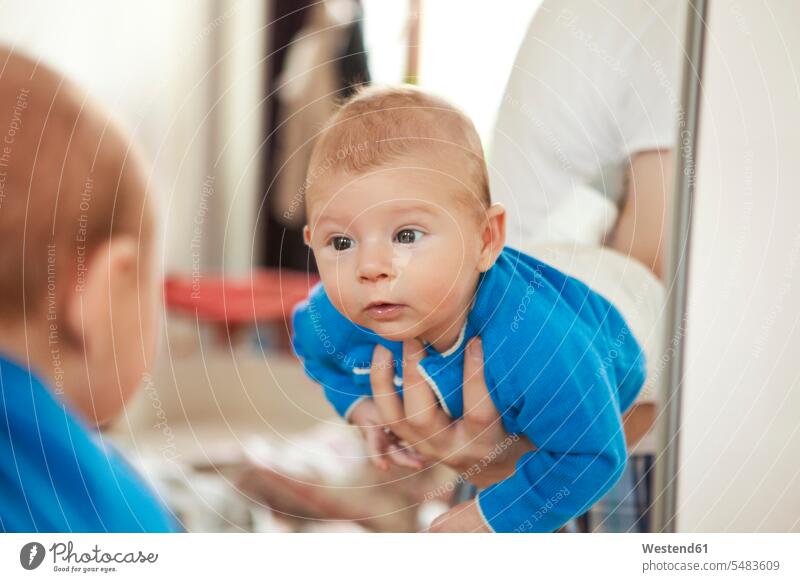 Baby wird gehalten, um sein eigenes Spiegelbild zu sehen schauen schauend anschauen betrachten Kind Babies Babys Kinder sehend Mensch Menschen Leute People
