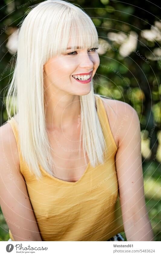 Porträt einer lächelnden blonden Frau im Sommer weiblich Frauen blonde Haare blondes Haar Erwachsener erwachsen Mensch Menschen Leute People Personen Sommerzeit