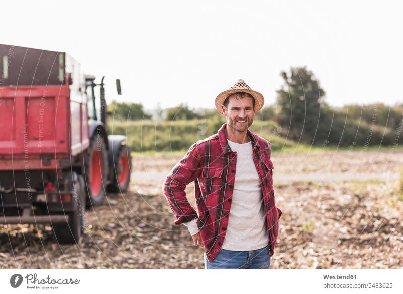 Porträt eines selbstbewussten Landwirts auf dem Feld Bauer Landwirte Bauern Felder Mann Männer männlich lächeln Landwirtschaft Erwachsener erwachsen Mensch