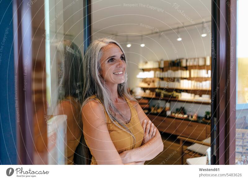 Porträt einer lächelnden Geschäftsfrau am Eingang ihres Geschäfts Frau weiblich Frauen Portrait Porträts Portraits Shop Laden Läden Geschäfte Shops