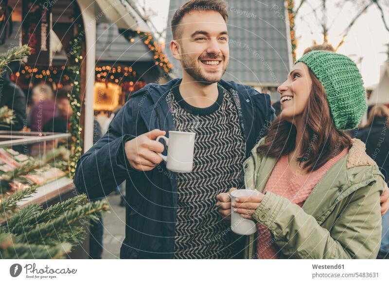 Ehepaar bei einem heissen Punsch auf dem Weihnachtsmarkt Europäer Kaukasier Europäisch kaukasisch Heißgetränk Heissgetraenk Heissgetraenke Heißgetränke