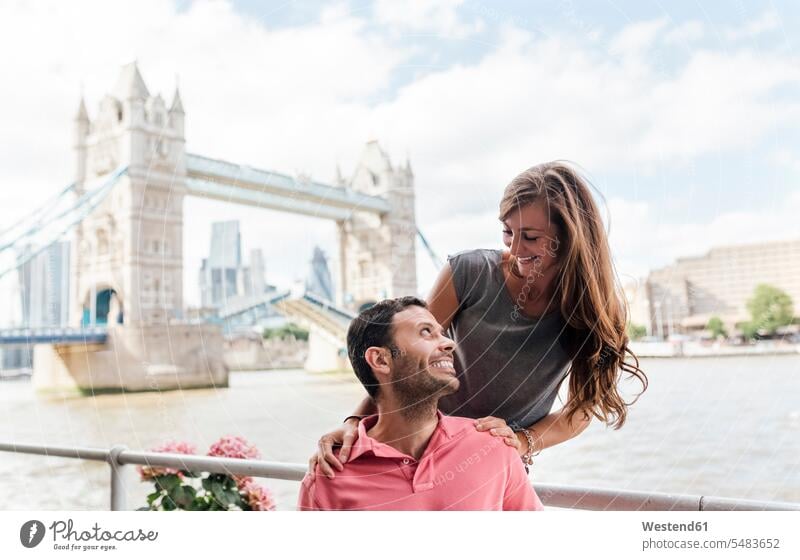 UK, London, glückliches Paar mit der Tower Bridge im Hintergrund Glück glücklich sein glücklichsein Pärchen Paare Partnerschaft England Großbritannien