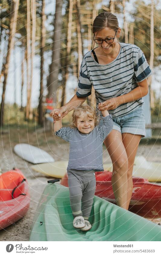 Niederlande, Schiermonnikoog, Mutter geht mit kleiner Tochter auf einem Boot Mami Mutti Mütter Mama lächeln Strand Beach Straende Strände Beaches Boote Töchter