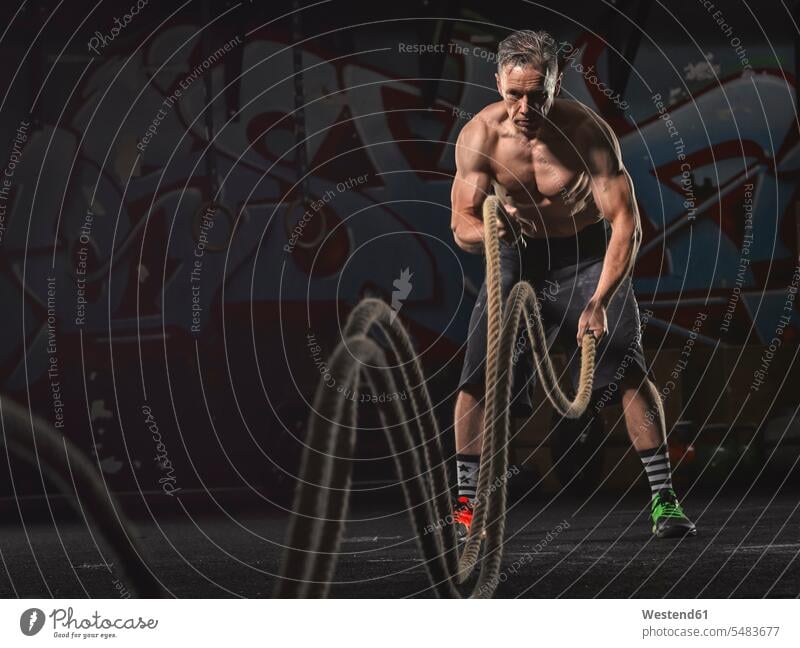 Älterer Crossfit-Sportler, der mit Seilen trainiert Europäer Kaukasier Europäisch kaukasisch Trainieren Übung Üben Übungen sportlich Deutschland Innenaufnahme