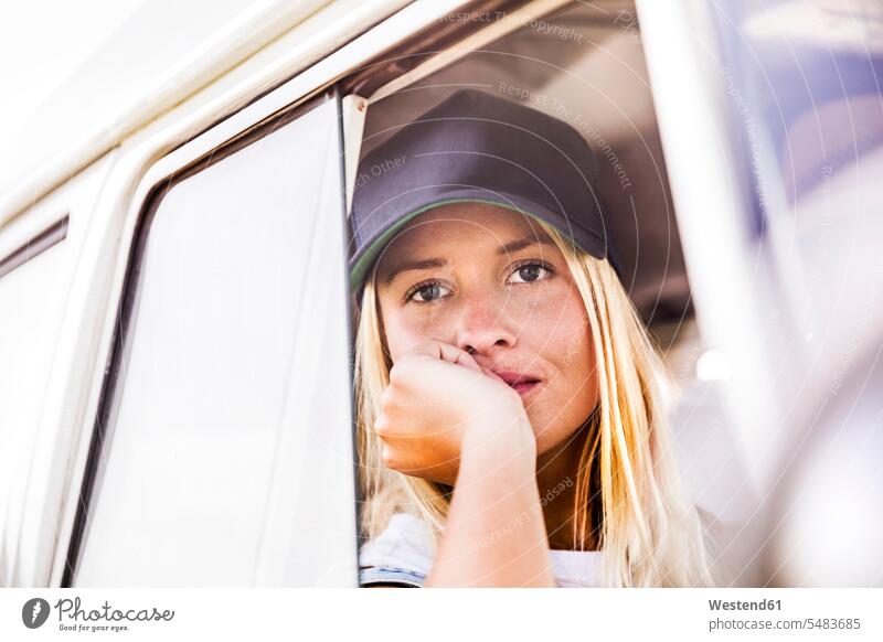 Junge Frau, die aus dem Fenster eines Lieferwagens schaut Portrait Porträts Portraits weiblich Frauen Kleinbus Kleinbusse Erwachsener erwachsen Mensch Menschen